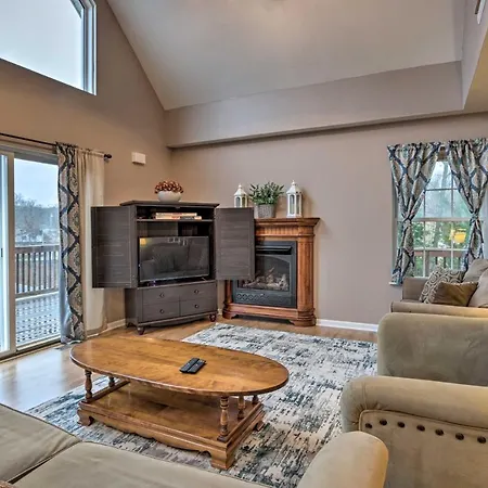 Hilltop Osage Beach Home With Deck And Fire Pit!